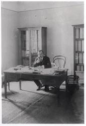 Paul Claudel (1868-1955) en su oficina en Praga